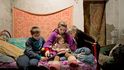 Vitalij (10), Sabina (12), Ilona (3) a Sofija (6) ve sklepě jejich domu kousek od první linie ve čtvrti Trudavských na jihozápadě Doněcku, kde se ukrývají už od 12. června 2014 
