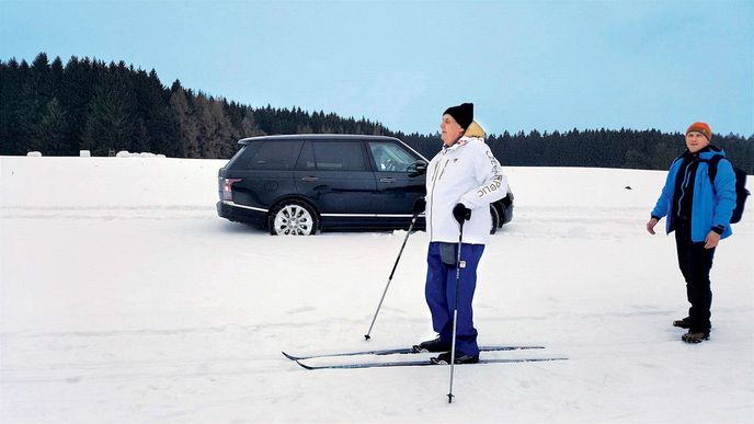 Snímek zachycuje moment, kdy Zemmansson zahlédne Gábinu Koukalovou a rozhodne se jí sáhnout na prsa: všem navzdory