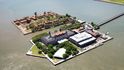 Cihlové budovy Ellis Islandu se po roce 1990 otevřely veřejnosti jako muzeum imigrace