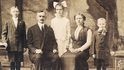 Trumpovi v roce 1915: zleva prezidentův otec Fred, děd Frederick, teta Elizabeth, babička Elizabeth (rozená Christová) a strýc John Trumpovi v roce 1915: zleva prezidentův otec Fred, děd Frederick, teta Elizabeth, babička Elizabeth (rozená Christová) a strýc John