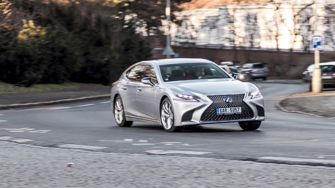 Audi má charakteristickou masku single frame, BMW zase originální ledvinky. Lexus poznáte podle masky ve tvaru přesýpacích hodin.