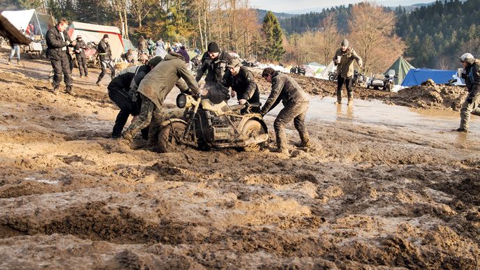 Trvalo to dlouho a postupně se zapojilo několik přihlížejících, než se v bahně uvězněnou sajdkáru podařilo osvobodit. Pak pro změnu začala klouzat dolů ze svahu...