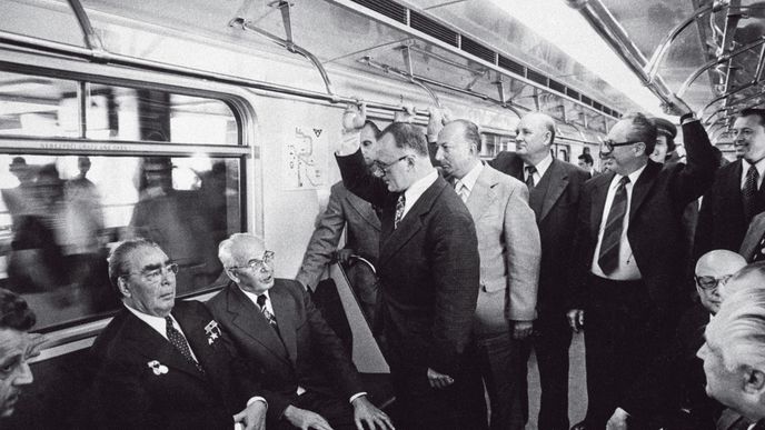 Leonid Brežněv a Gustáv Husák v pražském metru. Při státní návštěvě v květnu 1978 si Brežněv prohlédl dokončovanou trasu A.
