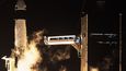 Falcon 9 s lodí Dragon Crew na špici opouští rampu