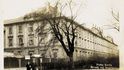 Tělo Anny Kočové, která se „tahala se zpustlými muži i ženštinami“, bylo nalezeno 4. února 1926 na vojenském cvičišti u karlínské Invalidovny