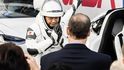 Japonský astronaut Sóiči Noguči nastupuje do lodi Resilience, která letos poveze i kosmické turisty