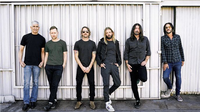 Foo Fighters založil Dave Grohl (druhý zprava) před více než čtvrtstoletím