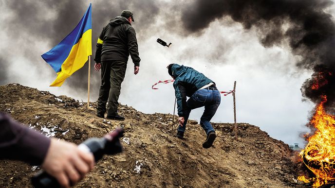 Lidé trénují házení Molotovových koktejlů v Žytomyru na Ukrajině, 1. 3. 2022