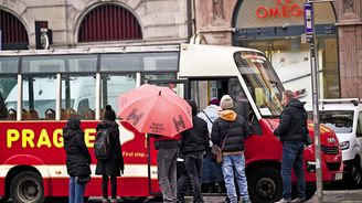 Pražské deštníkářské podsvětí. Praha se neumí zbavit turistických pastí, podvodníci si vodí politiky za nos Pražské deštníkářské podsvětí. Praha se neumí zbavit turistických pastí, podvodníci si vodí politiky za nos