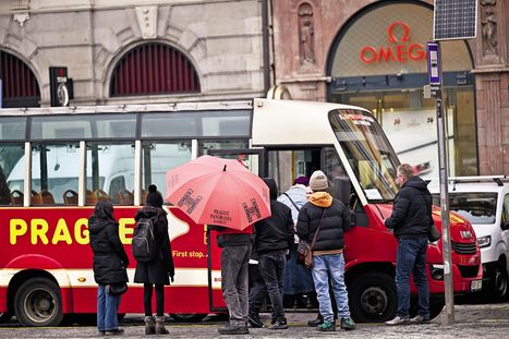 Obrázek: Pražské deštníkářské podsvětí. Praha se neumí zbavit turistických pastí, podvodníci si vodí politiky za nos