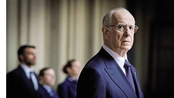 „Filmy a seriály jsou dnes posedlé biografiemi.Přitom spíš potřebujeme, aby nám mladí lidé ukázali, JAK VIDÍ HAMLETA, Ofélii, Romea, Julii,“ říká neapolský herec Toni Servillo „Filmy a seriály jsou dnes posedlé biografiemi.Přitom spíš potřebujeme, aby nám mladí lidé ukázali, JAK VIDÍ HAMLETA, Ofélii, Romea, Julii,“ říká neapolský herec Toni Servillo