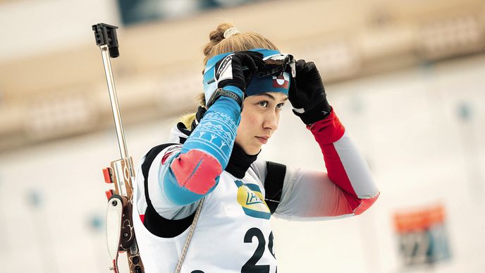 Biatlonisté Sondre Slettemark a jeho sestra Ukaleq reprezentují Dánsko, ale narodili se v grónské metropoli Nuuku. Tím se ocitli ve víru současné geopolitiky, která si s nimi zahrává stejně jako s jejich ledovou vlastí. Trumpovy ataky na rodný ostrov si Ukaleq nenechává líbit. „Trump je stejně šílený jako Putin. Je to naprostý idiot, který nerozumí naší kultuře ani tomu, jakým typem společnosti Grónsko je,“ prohlásila těsně před olympiádou. Biatlonisté Sondre Slettemark a jeho sestra Ukaleq reprezentují Dánsko, ale narodili se v grónské metropoli Nuuku. Tím se ocitli ve víru současné geopolitiky, která si s nimi zahrává stejně jako s jejich ledovou vlastí. Trumpovy ataky na rodný ostrov si Ukaleq nenechává líbit. „Trump je stejně šílený jako Putin. Je to naprostý idiot, který nerozumí naší kultuře ani tomu, jakým typem společnosti Grónsko je,“ prohlásila těsně před olympiádou.