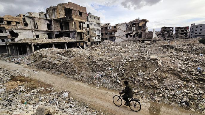 Většinu zbourat, co jde, opravit. A v troskách dále žijí lidé, dokonce se tu obchoduje s byty. To je damašská čtvrť Jarmúk. Většinu zbourat, co jde, opravit. A v troskách dále žijí lidé, dokonce se tu obchoduje s byty. To je damašská čtvrť Jarmúk.