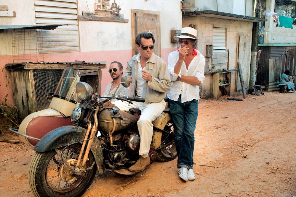 Johnny Depp jako novinář Paul Kemp (Thompsonovo alter ego) v Rumovém deníku – snímek natočil Bruce Robinson v roce 2011