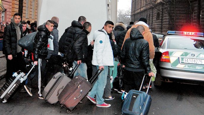 Dánští studenti opustili Prahu  za asistence policejní zásahové jednotky