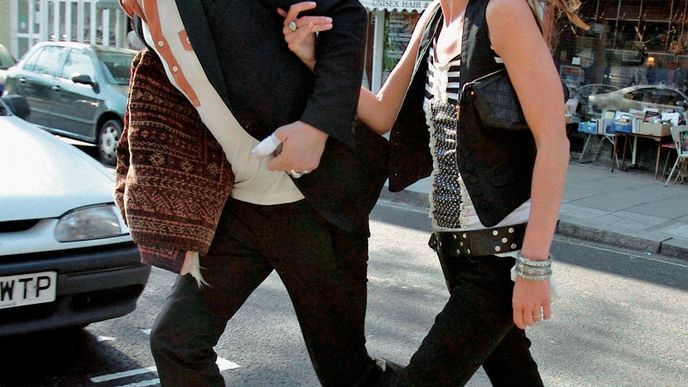 Hvězdný páreček z Volání Kukačky  má mnohé společné s rockerem Petem Dohertym a modelkou Kate Mossovou, kteří spolu chodili (a pařili) v letech 2005–2007