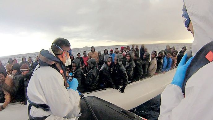 Problém, který nemá řešení:  Nechat běžence na lodi jejich osudu, nebo je pustit do země a „zadělat si“ na budoucí problémy?