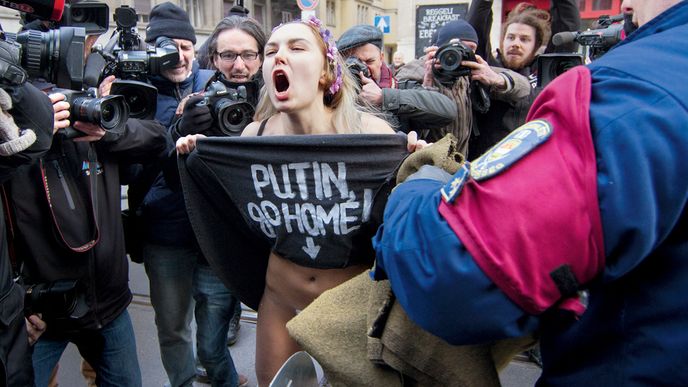 Aktivistka hnutí Femen posílá v Budapešti Putina domů, do Kremlu, do ...