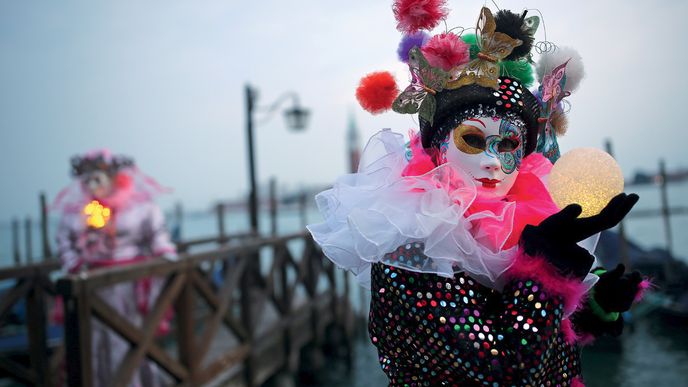 Karneval je ve své okázalosti mimořádně autentický. Benátčané si připravují masky dlouhé týdny a utratí za ně spoustu peněz.