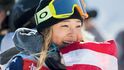 MotorSport na snowboardu. Víte, co poslouchala Chloe Kim, první olympijská vítězka narozená v novém tisíciletí, ve sluchátkách, když se spustila do koryta U-rampy v korejském Phoenix Snow Parku? Při první jízdě si prý dala Paparazzi  od Lady Gaga, při třetí pak hit MotorSport od Migos, Nicky ­Minaj a Cardi B. MotorSport nabudil sedmnáctiletou snowboardistku o něco víc – právě za famózní výkon v posledním kole (98,25 bodu ze sta možných) brala zlato. Hudba prý zatím není na seznamu zakázaných látek – ostatně kdyby byla, závody v U-rampě by se asi musely zrušit, protože většina závodníků jezdí zásadně s peckami v uších. 