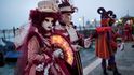 Karneval je ve své okázalosti mimořádně autentický. Benátčané si připravují masky dlouhé týdny a utratí za ně spoustu peněz.