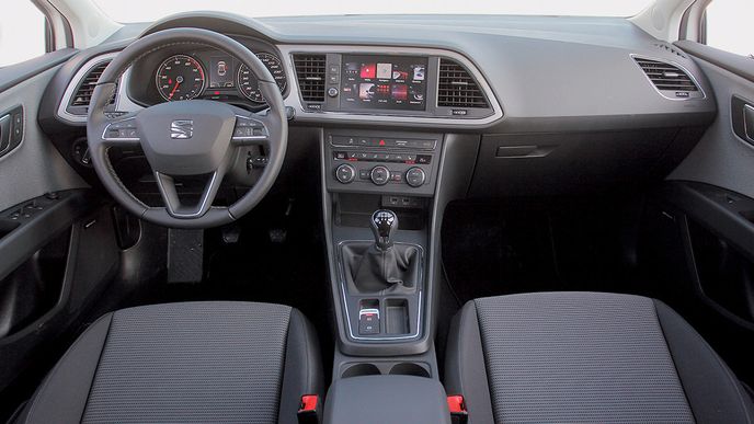 Modernizovaný Seat Leon na první pohled prakticky nerozeznáte od staršího provedení. Dobře vyladěný kompakt totiž nepotřeboval záplavu změn, nýbrž jen drobná vylepšení. 