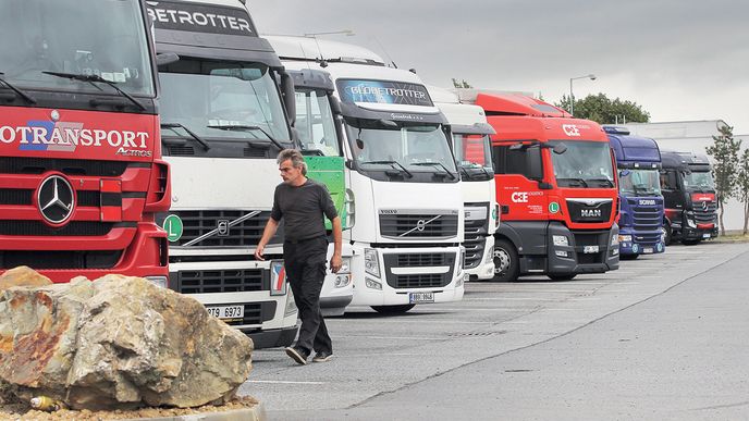 Západní státy začaly české řidiče pokutovat za nízké mzdy. Česko spustí odvetu. Bude pokutovat zápaďáky za chybějící dokumenty řidičů