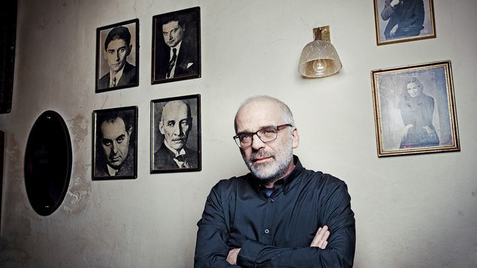 Mariusz Surosz před portréty pražských německých spisovatelů hovoří o vztazích ve střední Evropě