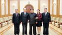 Mise splněna. Sestra diktátora Kim Čong-una (ten je uprostřed) po návratu z olympiády.