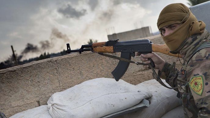 Kurdský odstřelovač na frontě v Bahúzu, obklíčení islamisté z IS jsou asi 200 m před námi