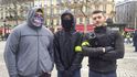 Aurélien (uprostřed) spolu s kamarády studenty patří mezi podporovatele hnutí. Podle něj je třeba, aby se francouzská společnost změnila a Francie přestala být zemí prominentních elit.