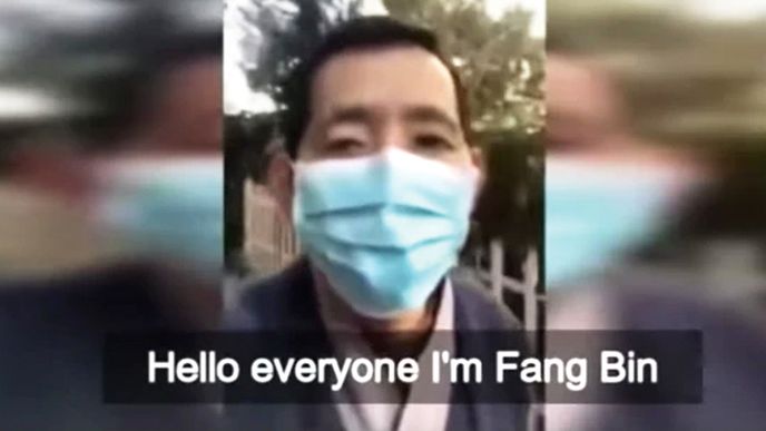 Videa, která zveřejnil na Twitteru před svým zatčením (úřady zatýkají všechny, kdo o situaci referují) wuchanský občan Fang Bin, ukazují, jak pracovníci v gumových oblecích odnášejí z jedné malé nemocnice do dodávky během pěti minut osm mrtvých těl.