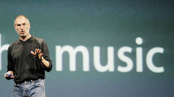 Steve Jobs představuje iTunes