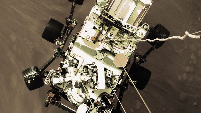 Rover Perseverance se spouštěl k povrchu pomocí létajícího jeřábu, aby trysky landeru nekontaminovaly okolí místa přistání