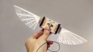 Létající stroj okopírovaný podle hmyzu: Dron mává křídly jako včela