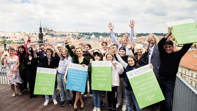 Studenti, učitelé a podporovatelé Leonardo da Vinci Academy. A také matka zakladatelka: Věra Komárová stojí v zelených šatech uprostřed první řady.