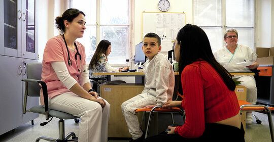 Po masovém příchodu Ukrajinců  je u nás už přes milión cizinců, dopad  pocítili zejména školy a lékaři