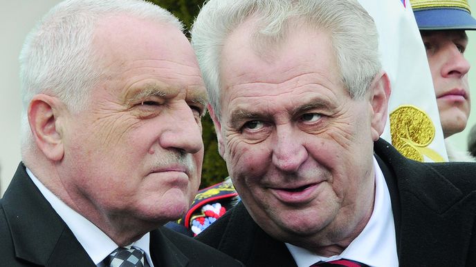 Odcházející prezident Václav Klaus a nastupující Miloš Zeman společně 7. března 2013 v Lánech u hrobu TGM.