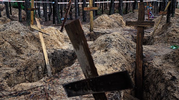 Kříže přibývají / Dřevěné kříže na hromadném pohřebišti v lese u města Izjum. 23. září 2022.
