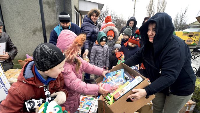 Lesja Kopčuková rozdává dětem ve vesnici poblíž fronty v Záporoží hračky a deskové hry, které přivezla spolu s projektem #ProjectHemingway