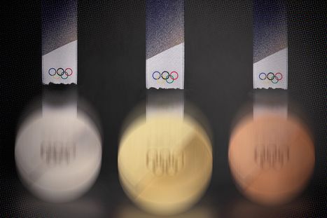 Obrázek: Poprask v Cortině. Medaile padají ze stuh a pánové pomlouvají expřítelkyně