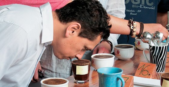 Brazilští farmáři, jako například João Hamilton, podrobují svou kávu přísným degustačním zkouškám, podstatná je nejen chuť, ale i aroma a vůně