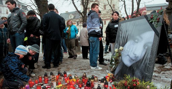 Pátého dubna loňského roku se v centru Jihlavy uskutečnila vzpomínka na zavražděnou Petru Vondrákovou. Podle odhadů se sešla asi tisícovka lidí, většinou mladistvých a školáků.
