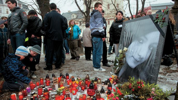 Pátého dubna loňského roku se v centru Jihlavy uskutečnila vzpomínka na zavražděnou Petru Vondrákovou. Podle odhadů se sešla asi tisícovka lidí, většinou mladistvých a školáků.