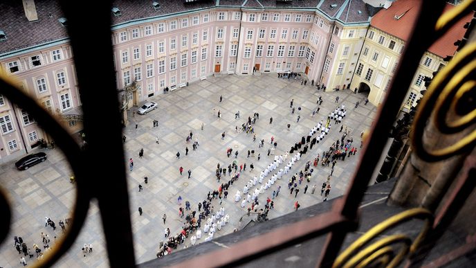 Na třetím nádvoří se turisté mísí s klérem i zaměstnanci Hradu. Netuší, že jen kus od nich vede tajné schodiště a výtah z prezidentských  pokojů hluboko do podzemí.