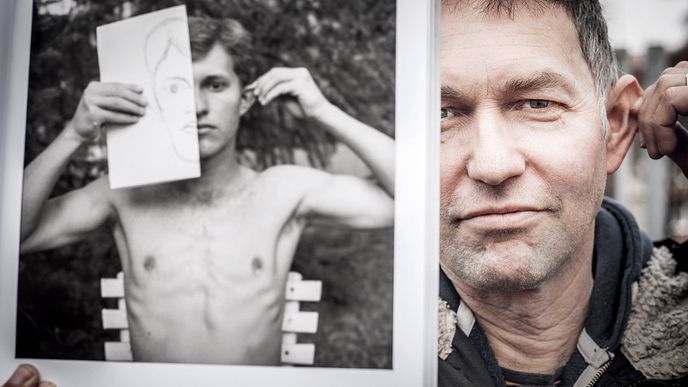 Kameraman a fotograf Martin Štrba se svým autoportrétem z poloviny 80. let
