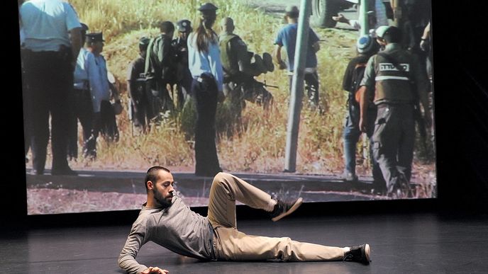 Izraelský choreograf Arkadi Zaides použil záběry z okupovaných palestinských teritorií, různě je přestříhal a vytvořil z nich kontroverzní inscenaci Archív. Loni byla k vidění v Praze na festivalu 4+4 dny v pohybu; vyvolala veřejnou diskusi.