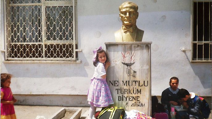 Malá Şerife u busty Kemala Atatürka, „otce Turků“ 