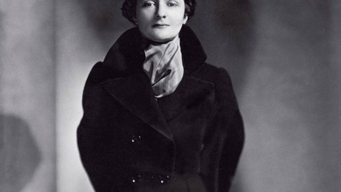Jako básnířka a dramatička nestála za moc. Ovšem jako společnice a milenka byla MERCEDES DE ACOSTA (1893–1968) skvělá – Hollywood a Broadway by mohly vyprávět. Vzdělaná, zcestovalá, elegantní, dvorná, vášnivá žena, liberálka i libertinka, feministka a vegetariánka, dáma posedlá sexem i duchovnem si získala srdce hereček Grety Garbo, Marlene Dietrichové, Ally Nazimovy, Evy Le Gallienne i mnoha dalších. Jako básnířka a dramatička nestála za moc. Ovšem jako společnice a milenka byla MERCEDES DE ACOSTA (1893–1968) skvělá – Hollywood a Broadway by mohly vyprávět. Vzdělaná, zcestovalá, elegantní, dvorná, vášnivá žena, liberálka i libertinka, feministka a vegetariánka, dáma posedlá sexem i duchovnem si získala srdce hereček Grety Garbo, Marlene Dietrichové, Ally Nazimovy, Evy Le Gallienne i mnoha dalších.