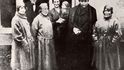 Se Šurou a přáteli v roce 1922 v Lipnici. Faktem ovšem bylo, že těsně před smrtí u sebe Hašek snesl jenom Šuru.